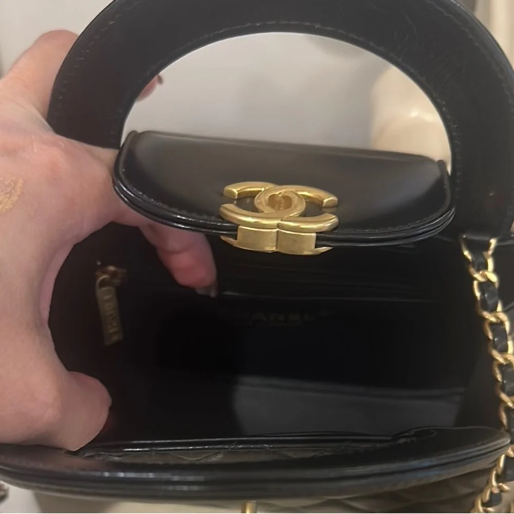 Chanel Black Quilted Handbag - Picture 6 of 16